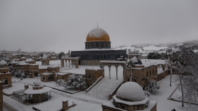 قبة الصخرة في المسجد الاقصى مغطاة في الثلج، 20 فبراير 2015 القدس (فلاش 90)