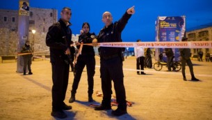 الشرطة الإسرائيلية في مكان طعن رجل فلسطيني لرجل يهودي متدين بالقرب من بلدية القدس، 22 فبراير 2015 (Yonatan Sindel/Flash90)