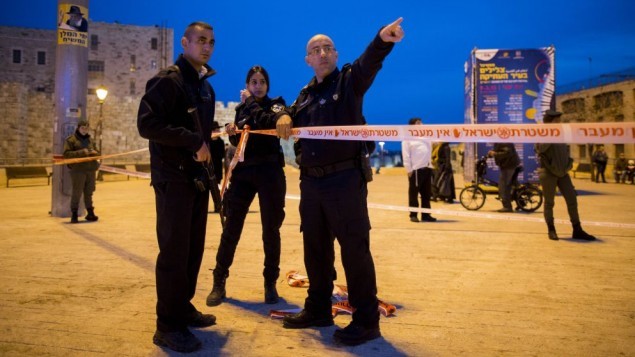 الشرطة الإسرائيلية في مكان طعن رجل فلسطيني لرجل يهودي متدين بالقرب من بلدية القدس، 22 فبراير 2015 (Yonatan Sindel/Flash90)