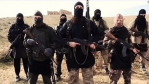 صورة شاشة من شريط فيديو نشرته الدولة الإسلامية بالفرنسية  قد يظهر مشتبه بالإرهاب الهارب الحياة بومدين (في الصف الأمامي يمين) YouTube/24/7 News online