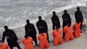 صورة من شاشة العربية من فيديو نشرته الدولة الاسلامية يظهر جلادو داعش يقطعون رؤوس 20 رجل من الاقباط في ليبيا, 15 فبراير 2015 -  يوتوب
