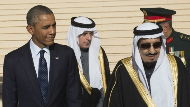 الرئيس الامريكي باراك اوباما مع الملك السعودي الجديد سلمان في مطار الرياض 27 يناير 2015 AFP/ SAUL LOEB