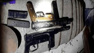 الأسلحة التي استولى عليها الشاباك بعد اعتقال خلية تابعة لحماس تعمل في الضفة الغربية (Shin Bet Security Services)