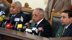 القاضي المصري معتز خفاجى (C) يتحدث خلال محاكمة أعضاء جماعة الإخوان المسلمين 28 فبراير عام 2015. AFP PHOTO / MOHAMED EL-SHAHED