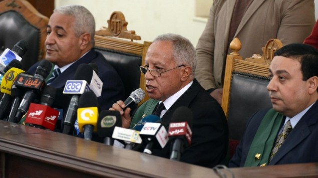 القاضي المصري معتز خفاجى (C) يتحدث خلال محاكمة أعضاء جماعة الإخوان المسلمين 28 فبراير عام 2015. AFP PHOTO / MOHAMED EL-SHAHED