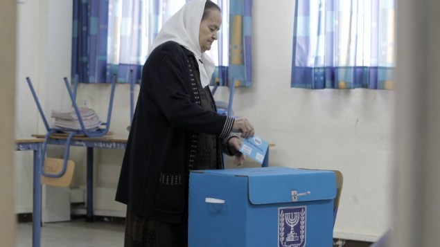 امرأة عربية في اسرائيل تضع صوتها في صندوق اقتراع في حيفا، 17 مارس 2015 (AFP PHOTO / AHMAD GHARABLI)