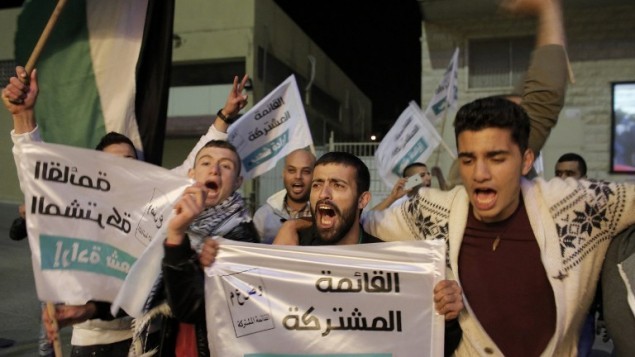 مؤيدو القائمة المشتركة يحتفلون في مقر الحزب بالناصرة بعد صدور نتائج استطلاعات الخروج 17 مارس AFP/AHMAD GHARABLI مؤيدو القائمة المشتركة يحتفلون في مقر الحزب بالناصرة بعد صدور نتائج استطلاعات الخروج 17 مارس AFP/AHMAD GHARABLI