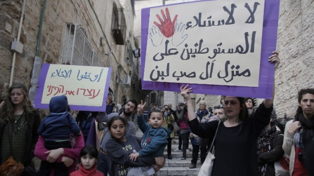 تظاهرة لعشرات من ناشطي السلام الاجانب والفلسطينيين  ضد اخلاء عائلة فلسطينية من منزلها في البلدة القديمة في القدس الشرقية، 22 مارس 2015 (AHMAD GHARABLI / AFP)