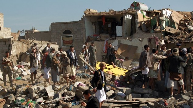 البحث عن الناجين بعد غارة سعودية بالقرب من مطار صنعاء في اليمن، 26 مارس 2015 (MOHAMMED HUWAIS / AFP)