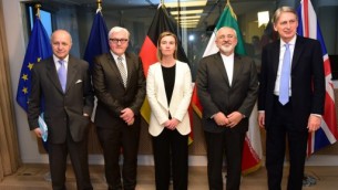 من اليمين: وزير الخارجية البريطاني فيليب هاموند، وزير الخارجية الإيراني محمد جواد ظريف، وزيرة خارجية الاتحاد الاوروبي فيديريكا موغيريني، وزير الخارجية الألماني فرانك-فالتر شتاينماير ووزير الخارجية الفرنسي لوران فابيوس في بروكسل، 16 مارس 2015 (EMMANUEL DUNAND / AFP)
