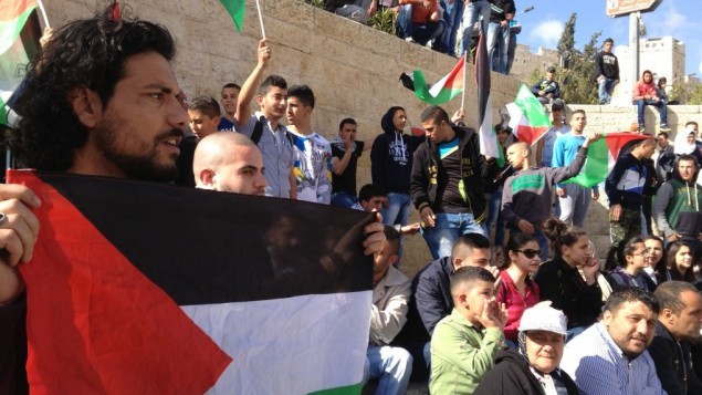 محتجون فلسطينيون يحيون يوم الأرض بالقرب من باب العامود في القدس الشرقية، 30 مارس، 2015. (Elhanan Miller/Times of Israel)