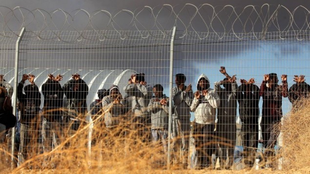 طالبي اللجوء يحتجون في مركز احتجاز حولوت في صحراء النقب الجنوبية في إسرائيل، 17 فبراير / شباط 2014. (Ilia Yefimovich/Getty Images)