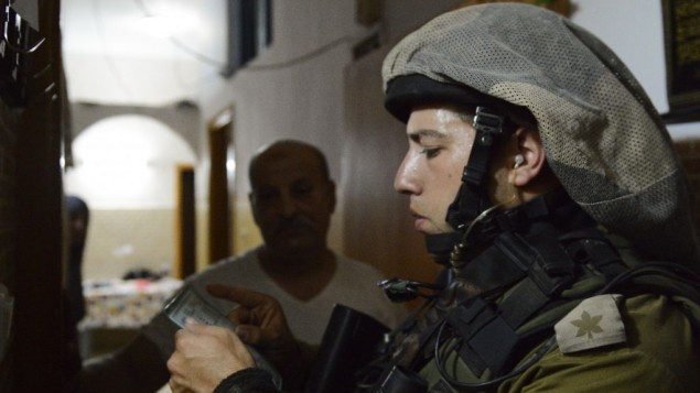 صورة توضيحية لضابط في الجيش الإسرائيلي خلال دوريات تفتيش في مخيم بلاطة للاجئين بالقرب من نابلس، 18 يونيو، 2014. ( IDF Spokesperson/Flash90)