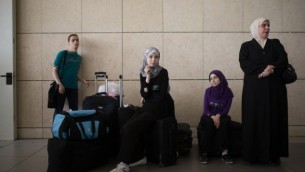 فلسطينيون ينتظرون في معبر إيريز بين غزة وإسرائيل، 13 يوليو، 2014. (Flash90)