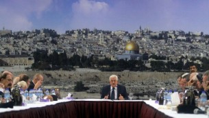 رئيس السلطة الفلسطينية محمود عباس يتكلم خلال اجتماع للقيادة الفلسطينية في رام الله لمناقشة توقيف التنسيق الأمني مع اسرائيل، 14 ديسمبر 2014 (FLASH90)