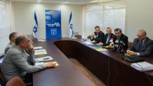 أعضاء وممثلين عن حزب الليكود يجتمعون مع مسؤولين من حزب البيت اليهودي، شريك محتمل في الحكومة، في البرلمان الإسرائيلي في 26 مارس، 2015. (Yonatan Sindel/Flash90)