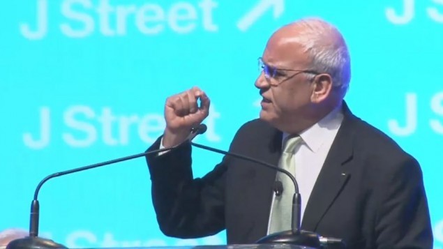المفاوض الفلسطيني صائب عريقات يتحدث في مؤتمر "جاي ستريت" في واشنطن، 23 مارس 2015 (screen capture: YouTube)