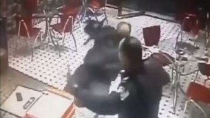 لحظة انزلاق شرطي فلسطيني في فيديو يعرض اخطاء الشرطة اثناء عملية اعتقال (YouTube screen capture)