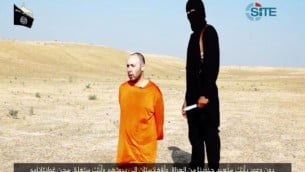 الجهادي جون بجانب الرهينة ستيفن سوتلوف بفيديو صدر في 2 سبتمبر 2014 (screen capture: SITE/Twitter)