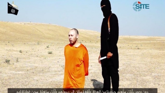 الجهادي جون بجانب الرهينة ستيفن سوتلوف بفيديو صدر في 2 سبتمبر 2014 (screen capture: SITE/Twitter)