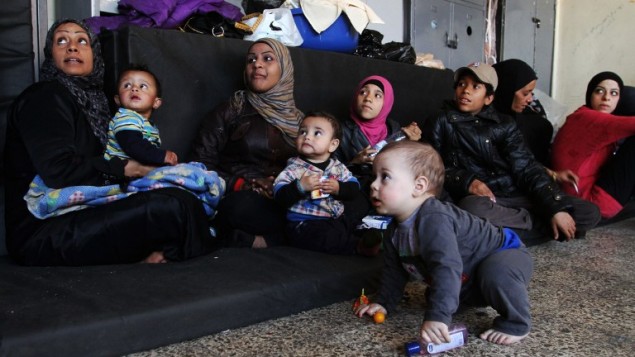 لاجئون فلسطينيون فروا من مخيم اليرموك داخل مدرسة في العاصمة دمشق، 6 ابريل 2015 (YOUSSEF KARWASHAN / AFP)