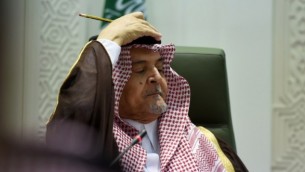 وزير الخارجية السعودي الأمير سعود الفيصل خلال مؤتمر صحفي مشترك مع نظيره الفرنسي لوران فابيوس في الرياض، 12 ابريل 2015 (AFP/ FAYEZ NURELDINE)