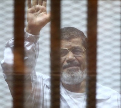 ارشيف - الرئيس المصري السابق محمد مرسي داخل قفص خلال محاكمته في القاهرة، 7 ديسمبر 2014 (AHMED RAMADAN / AFP)