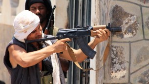 عسكريون موالون للرئيس السابق علي عبد الله صالح في مدينة عدن، اليمن، 24 ابريل 2015 (SALEH AL-OBEIDI / AFP)