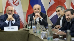 الوفد الإيراني قبل جلسة مع مجموعة 5+1 في لوزان، 30 مارس 2015 (BRENDAN SMIALOWSKI / POOL / AFP)