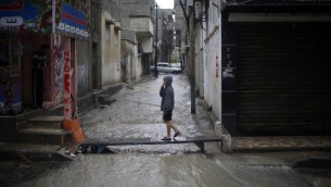 شوارع مغمورة بالمياه في مدينة غزة بعد الامطار الغزيرة في 12 ابريل 2015 (MOHAMMED ABED / AFP)