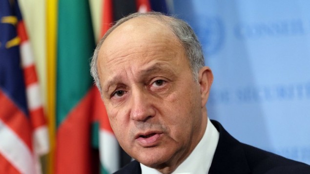 وزير الخارجية الفرنسي لوران فابيوس يتحدث مع الصحافة، 27 مارس 2015 (AFP/JEWEL SAMAD)