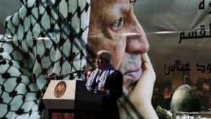 رئيس السلطة الفلسطينية محمود عباس يلقي كلمة أمام تظاهرة لإحياء الذكرى الخامسة لوفاة ياسرعرفات في مدينة رام الله بالضفة الغربية، 2009. (Issam Rimawi/Flash 90, file)