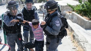 الشرطة الإسرائيلية تعتقل طفلا فلسطينيا خلال مظاهرات في العيساوية في القدس الشرقية، 15 مايو 2012 (Noam Moskowitz /Flash90)