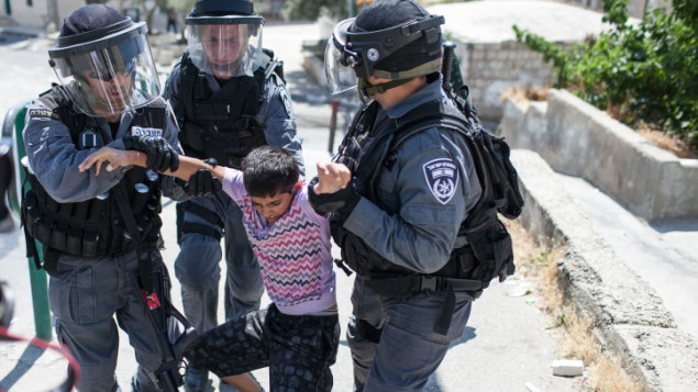 الشرطة الإسرائيلية تعتقل طفلا فلسطينيا خلال مظاهرات في العيساوية في القدس الشرقية، 15 مايو 2012 (Noam Moskowitz /Flash90)