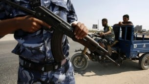 صورة توضيحية لشرطي تابع لحماس يحمل بندقية في قطاع غزة (Abed Rahim Khatib/Flash90)