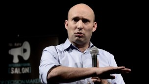 رئيس حزب البيت اليهودي ووزير التعليم نفتالي بينيت خلال مؤتمر في تل ابيب، 24 فبراير 2015 (Tomer Neuberg/Flash90)