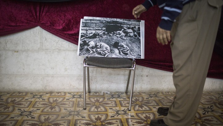 ميخائيل زخريان يهيئ صور للإبادة الأرمنية لعرضها بمعرض في المعهد الأرمني، 15 ابريل 2015 (Hadas Parush/Flash90)