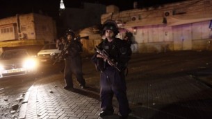 الشرطة الإسرائيلي في مكان دهس عدد من عناصر الشرطة بما يعتقد انه هجوم دهس في الطور في القدس الشرقية، 25 ابريل 2015 (Yonatan Sindel/Flash90)