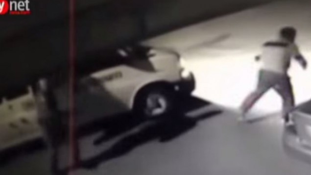 صورة شاشة لشريط فيديو يظهر الحادث الذي ادى الى مقتل خير حمدان بنيران الشرطة في كفركنا في نوفمبر 2014 (screen capture: YouTube/lorishemtov)