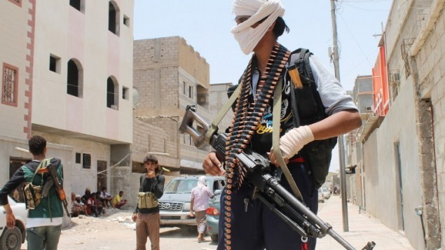 مقاتلون يمنيون، معارضون للحوثيين وداعمون لقوات النظام الموالية للرئيس هادي، في احد شوارع دار سعد شمالي عدن، 12 ابريل 2015 (AFP/SALEH AL-OBEIDI)