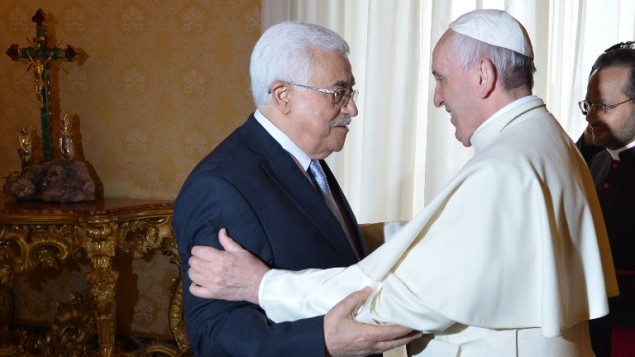 البابا فرنسيس يرحب برئيس السلطة الفلسطينية محمود عباس خلال لقاء خاص في 16 مايو، 2015 في الفاتيكان (AFP Pphoto pool/Alberto Pizzoli)