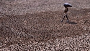 صورة توضيحية: تربة جافة في شرق الهند، 22 مايو 2015 (ASIT KUMAR / AFP)