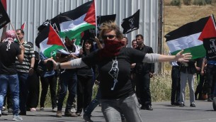 مصورة الفيديو الايطالية سامانتا كاميزولي  خلال مظاهرة لاحياء النكبة الفلسطينية في الضفة الغربية، 16 مايو 2015 (JAAFAR ASHTIYEH / AFP)