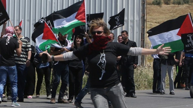 مصورة الفيديو الايطالية سامانتا كاميزولي خلال مظاهرة لاحياء النكبة الفلسطينية في الضفة الغربية، 16 مايو 2015 (JAAFAR ASHTIYEH / AFP) مصورة الفيديو الايطالية سامانتا كاميزولي خلال مظاهرة لاحياء النكبة الفلسطينية في الضفة الغربية، 16 مايو 2015 (JAAFAR ASHTIYEH / AFP)