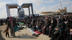 فلسطينيون يتجمعون امام معبر رفح بين قطاع غزة ومصر، 16 يناير 2015 (Said Khatib/AFP)