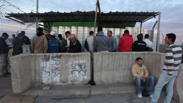 عمال بناء فلسطينيون في انتظار الدخول إلى إسرائيل، عند حاجز في مدخل مستوطنة بيتار عيليت في الضفة الغربية، 28 نوفمبر، 2010 (صورة توضيحية: Yaakov Naumi/Flash90)