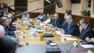 رئيس الوزراء بنيامين نتنياهو يقود الجلسة الأولى للحكومة الإسرائيلية الجديدة في مكتبه في القدس، 15 مايو 2015 (Yonatan Sindel/Flash90)