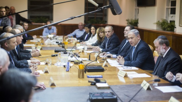 رئيس الوزراء بنيامين نتنياهو يقود الجلسة الأولى للحكومة الإسرائيلية الجديدة في مكتبه في القدس، 15 مايو 2015 (Yonatan Sindel/Flash90)