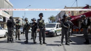 الشرطة الإسرائيلية في موقع الحادث الذي قام خلاله سائق فلسطيني بدهس عدد من رجال الشرطة بالقرب من حي الطور في القدس الشرقية، 20 مايو، 2015. (Yonatan Sindel/Flash90)