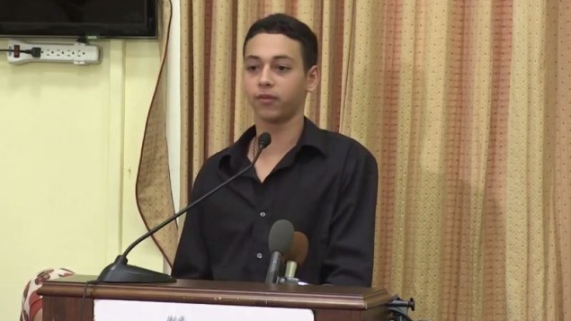 المواطن الأمريكي-الفسلطيني من فلوريدا، طارق أبو خضير، الذي ظهر في شريط فيديو وهو يتعرض للضرب على يد عناصر في الشرطة الإسرائيلية، يتحدث عن محنته. (لقطة شاشة: YouTube/CAIRtv)